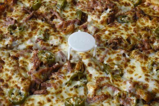 Image of plastic pizza saver.