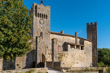 Obraz premium A tower and the surrounding wall of the fortified city of Larressingle, France