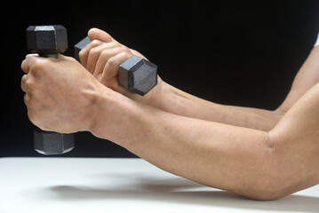 ダンベルでリハビリをしている老人の腕