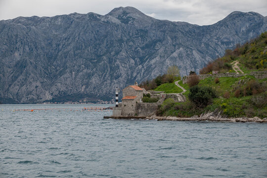 Leuchtturm und Kirche, Bucht von Kotor