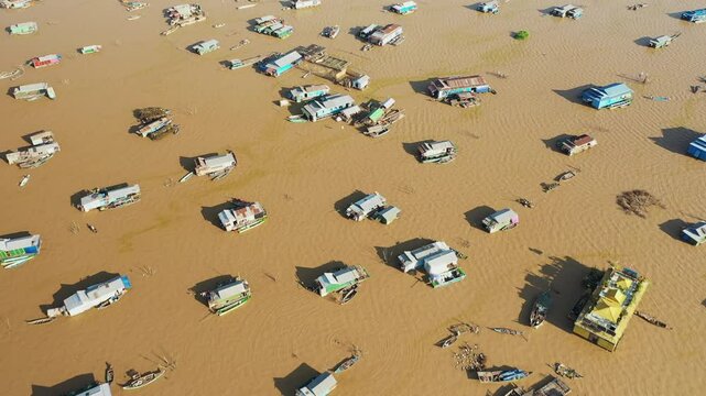 The village of Chong Kneas along the Tonle Sap River in Asia, Cambodia, near Siem Reap, in summer on a sunny day.&nbsp;