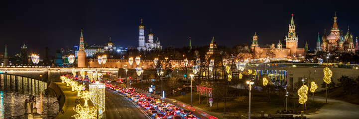 Obraz premium Moscow, Russia. Beautiful evening panorama of the historical center of Moscow. View of the Moscow Kremlin, Ivan the Great Bell Tower and St. Basil's Cathedral. Beautiful street lighting.