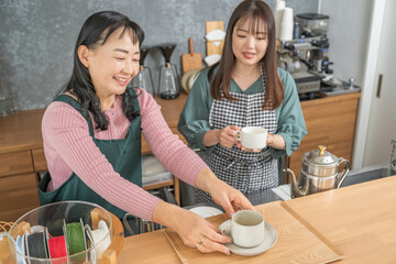 カフェで働く人々