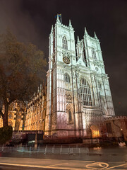 Fototapeta premium The cathedral is lit up at night, creating a beautiful and serene atmosphere