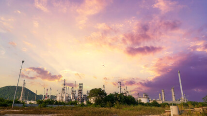 Obraz premium Oil refinery gas petrol plant industry with crude tank, gasoline supply and chemical factory. Petroleum barrel fuel heavy industry oil refinery manufacturing factory plant. Refinery industry concept