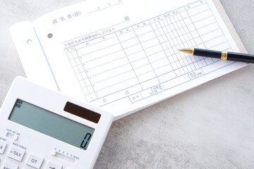 取引先に宛てた請求書を作成しているビジネスシーンのイメージ
