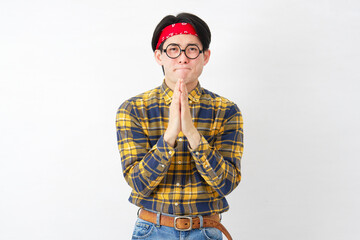 Fototapeta premium アキバ系の男性 合掌して祈る 白背景 カメラ目線