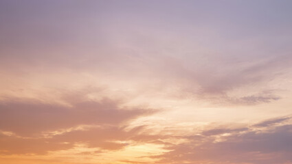 Obraz premium Sky with clouds at sunset showing orange pink and purple colors.