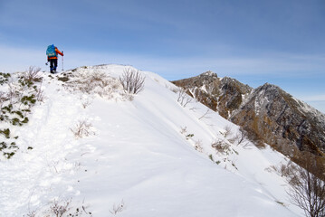 冬の那須連山、剣ヶ峰を登る登山者
