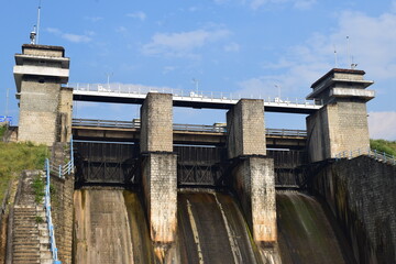 Fototapeta premium dam with three shutter dam no water flow water stopped in dam with sky view landscape photo for dam 