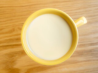 ミルク。豆乳。牛乳。マグカップ。健康志向。