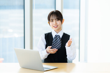 受付の若いビジネスウーマン