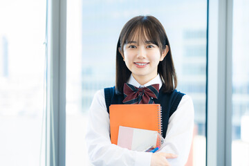 笑顔の女子高校生【撮影協力：学校法人電波学園　東京電子専門学校】