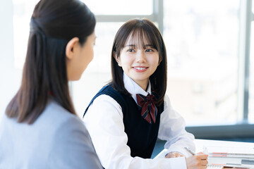 Fototapeta premium 勉強する女子学生と先生【撮影協力：学校法人電波学園 東京電子専門学校】