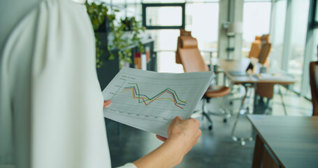 Fototapeta premium Businesswoman presenting report to colleague