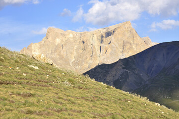 Fototapeta premium A perfect view of the harsh rocks and green plains from the peak of Shahdag in the Caucasus Mountains