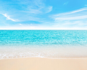 Obraz premium Summer landscape with a vast sea under a majestic sky