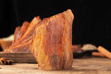 Pork crisps are placed on a wooden table