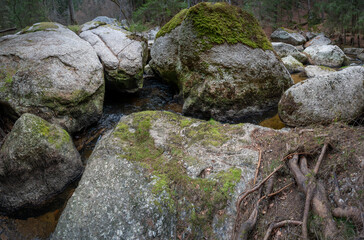 Steinformationen im Flussbett des kleinen Kamp