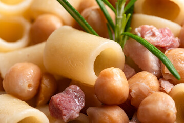 Pasta con ceci e pancetta, cibo italiano 