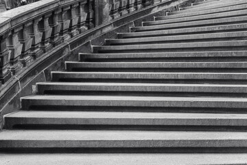 Obraz premium Steps leading up to a historic building in black and white captured during a bright sunny day