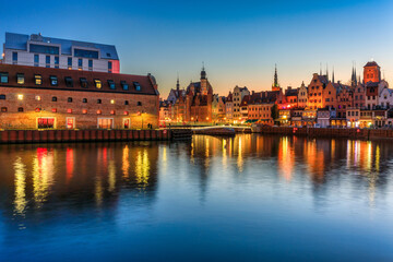 Obraz premium Beautiful old town of Gdansk with historic architecture at Motlawa river at night, Poland