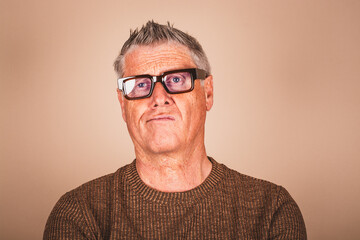 Genervter Mann mit Brille