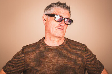 Genervter Mann mit Brille