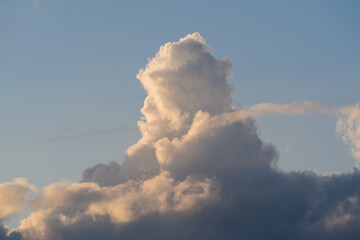 Nubarrón grande en el cielo a la tarde