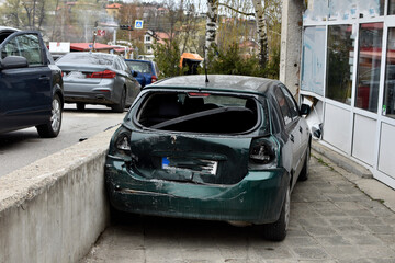 Naklejka premium broken car on the street