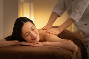 エステを受ける若い女性