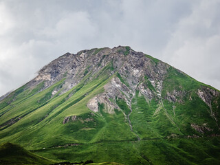 Montaña verde bajo cielo nublado: paisaje natural impresionante
