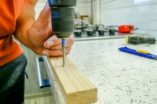 screwing the screw into the board with horndriver.