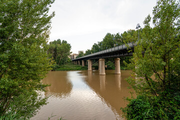 Fototapeta premium Stunning Iron Bridge Over Ebro River in La Rioja, Spain - Nature's Splendor