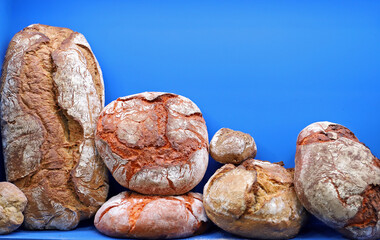 panes artesanales especiales en el mostrador de la panadería