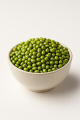 Gr&uuml;ne Mungobohnen in einer Schale
