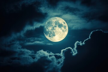 Obraz premium Full moon shining brightly in a dark cloudy night sky.