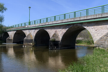 pont sur la Sarre débit d'eau très bas
