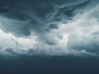 Obraz premium Stormy sky with a range of gray clouds shifting from light to dark in textured layers