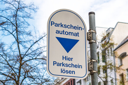 Schild eines Parkscheinautomats in einer Parkraumbewirtschaftungszone