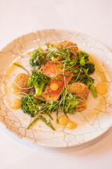 Sushi, łosoś pieczony, danie obiadowe łosoś