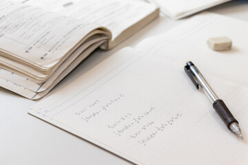 机の上の学習ノートと筆記用具