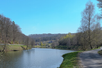 grand étang de Mouterhouse sous ciel bleu