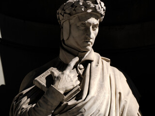 dante alighieri sculpture florence outside uffizi museum