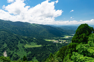 Obraz premium 夏の爽やかな立山アルペンルート