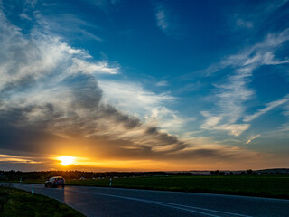 Sonnenuntergang mit mächtigem Wolkenhimmel