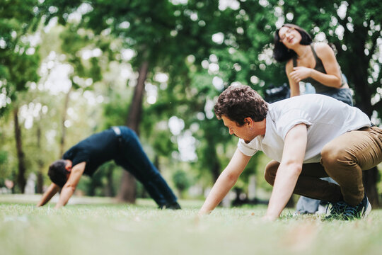 A group of students participates in an engaging outdoor sports class in a lush park, guided by their enthusiastic instructor. This setting promotes fitness and well-being in a natural environment.