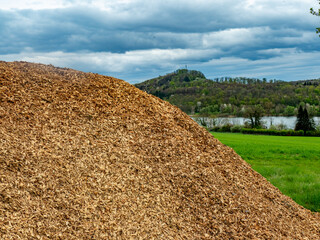 Ein großer Haufen Rindenmulch auf einer Wiese
