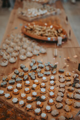 De la nourriture du traiteur pendant le vin d'honneur d'un mariage 