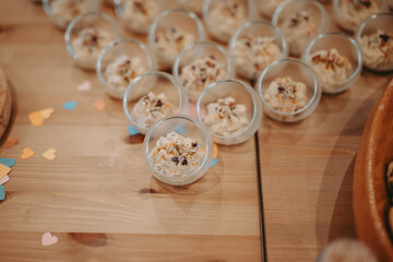 De la nourriture du traiteur pendant le vin d'honneur d'un mariage 